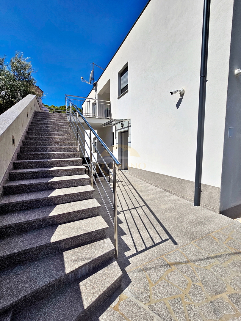 Casa di lusso a Čiovo - Mastrinka con 3 appartamenti e vista aperta sul mare